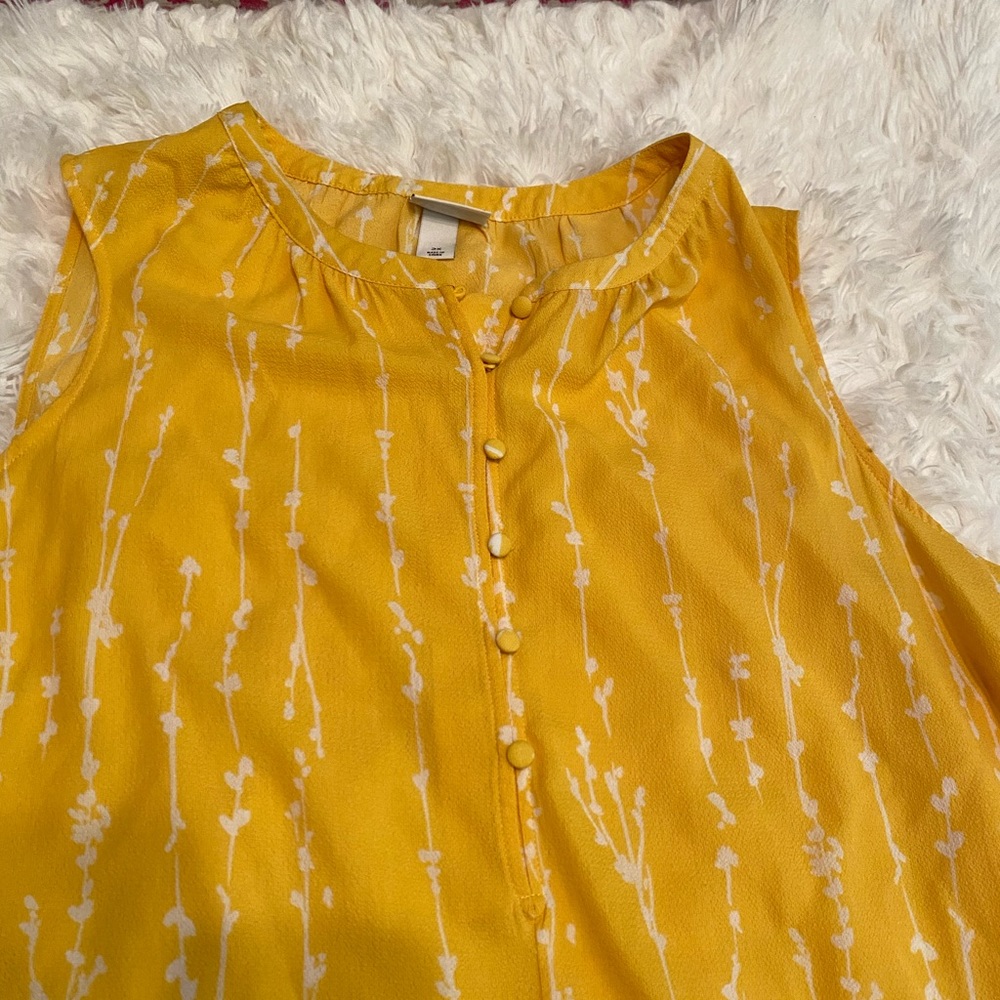 🎉HOST PICK🎉 Ava & Viv sleeveless yellow floral top - Picture 4 of 8